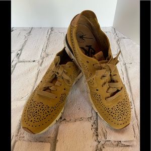 OBT Women's casual tennis shoe.Size 9.